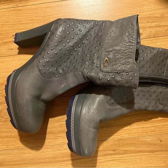 Grey high heals boots. - Picture 2 of 4